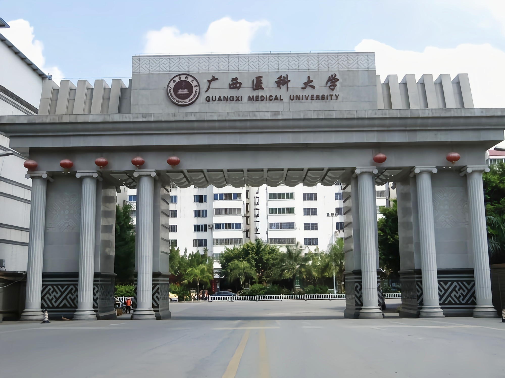 医科大门头.jpg