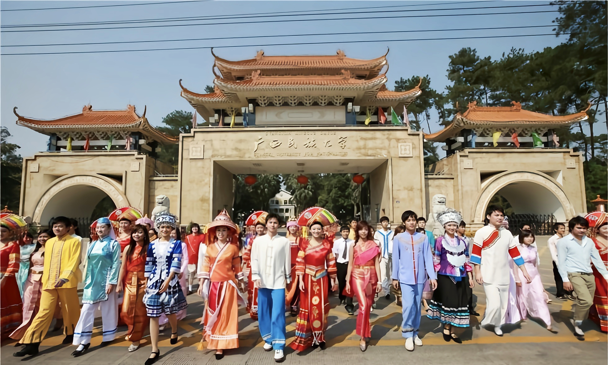 民大门头.jpg